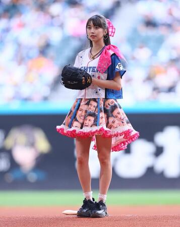 ファーストピッチセレモニーに登場したモーニング娘。’２６・牧野真莉愛（撮影・中島達哉）