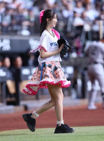 ファーストピッチセレモニーに登場したモーニング娘。’２６・牧野真莉愛（撮影・中島達哉）