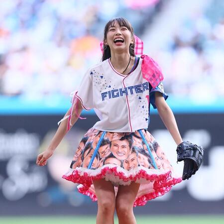 ファーストピッチセレモニーで投球し、笑顔を見せるモーニング娘。’２６・牧野真莉愛（撮影・中島達哉）