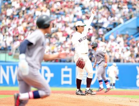 １回、押し出しの四球で先制を許す早大・宮城誇南（撮影・石井剣太郎）
