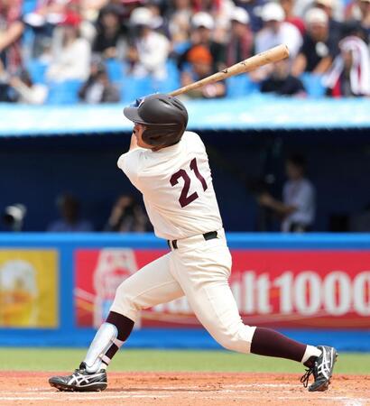 ２回、同点本塁打を放つ早大・徳丸快晴（撮影・石井剣太郎）
