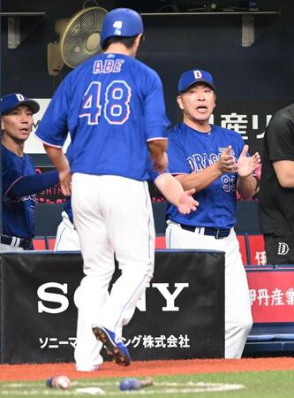 ２回、生還した阿部（手前）を迎える井上監督（撮影・高部洋祐）