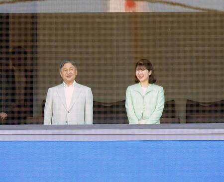 東京六大学野球春季リーグ戦の慶応大対早稲田大戦に訪れ、席に着かれる天皇陛下と長女愛子さま（代表撮影）