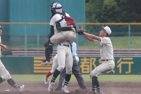 優勝し、抱き合う報徳学園バッテリー