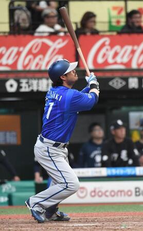 ５回、宮崎は左中間に４号ソロを放つ（撮影・佐藤厚）