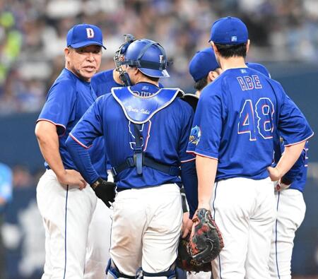 ４回、マウンドに集まる井上監督（左端）ら中日ナイン（撮影・高部洋祐）