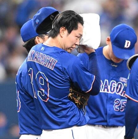 ４回、オリックス打線に打ち込まれ、汗をぬぐう高橋宏（撮影・高部洋祐）