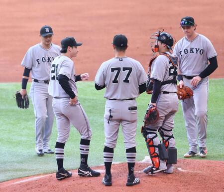 ３回、先制を許し、マウンドに集まる竹丸（左から２人目）ら巨人ナイン（撮影・中島達哉）