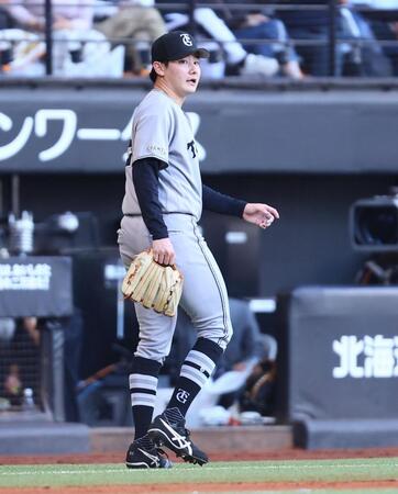 ８回を投げ終え、ナインを迎える竹丸（撮影・中島達哉）