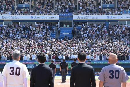 東京六大学野球春季リーグ戦の慶応大対早稲田大戦に訪れ、席に着かれる天皇陛下と愛子さま（代表撮影）
