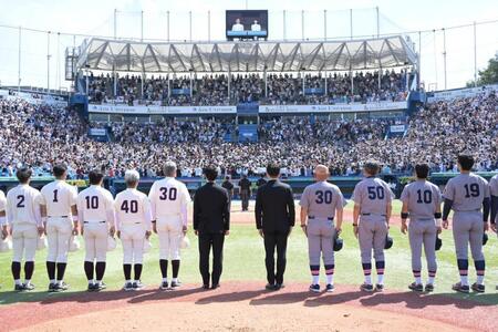 東京六大学野球春季リーグ戦の慶応大対早稲田大戦に訪れ、席に着かれる天皇陛下と愛子さまを整列して迎える両チームナインら（代表撮影）