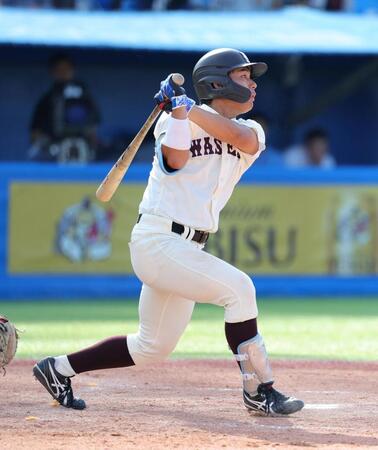 ９回、サヨナラ打を放つ早大・徳丸快晴（撮影・石井剣太郎）