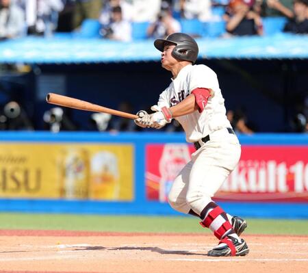 ７回、本塁打を放つ早大・霜結太（撮影・石井剣太郎）