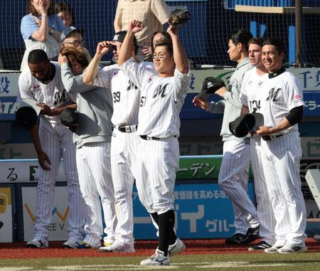決勝２点適時二塁打を放ち、ライトスタンドへガッツポーズの山口（中央）＝撮影・伊藤笙子