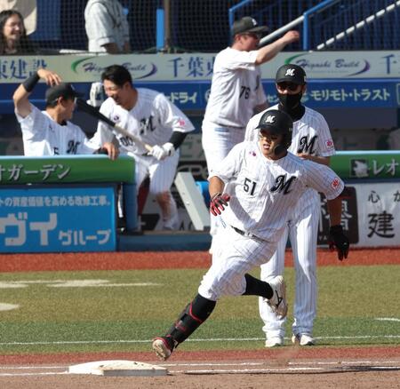 ８回、勝ち越し２点適時二塁打を放ち、一塁を回る山口（手前）＝撮影・伊藤笙子