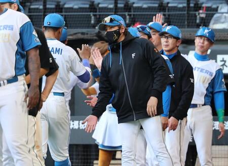 巨人に勝利し、ナインを迎える新庄監督（中央）