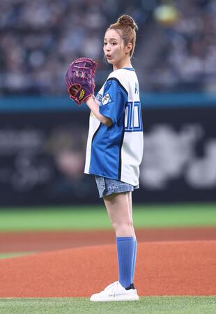 ５月３０日、ファーストピッチセレモニーに登場した平野綾＝エスコンフィールド北海道