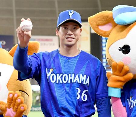 ウイニングボールを手に笑顔を見せる尾形（撮影・佐藤厚）