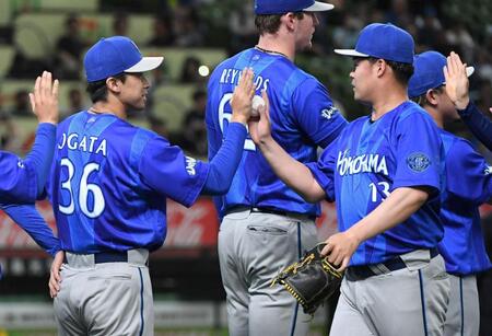 伊勢（右）からウイニングボールを渡される尾形（左）＝撮影・佐藤厚
