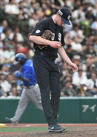 ５回、宮崎（左）に４号ソロを打たれ、肩を落とすワイナンス（撮影・佐藤厚）