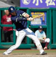 　５回、中前に２点打を放つ塩見