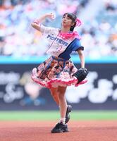 ファーストピッチセレモニーで投球するモーニング娘。’２６・牧野真莉愛（撮影・中島達哉）