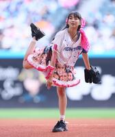 ファーストピッチセレモニーで投球するモーニング娘。’２６・牧野真莉愛（撮影・中島達哉）