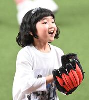 始球式を終え笑顔を見せる永尾柚乃（撮影・高部洋祐）
