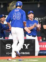 ２回、生還した阿部（手前）を迎える井上監督（撮影・高部洋祐）