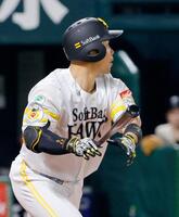 ６回、近藤が左越えに先制二塁打を放つ