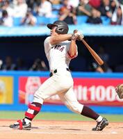 ７回、本塁打を放つ早大・霜結太（撮影・石井剣太郎）