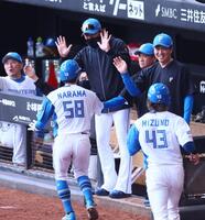 ３回、郡司の先制打で生還した三走・奈良（５８）、二走・水野（４３）を迎える新庄監督（中央）＝撮影・中島達哉