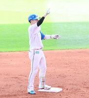 ３回、先制２点適時二塁打を放ち、ポーズをとる郡司（撮影・中島達哉）