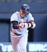 ８回、左飛に倒れる代打坂本（撮影・中島達哉）