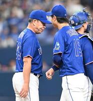 ４回、高橋宏（右手前）を降板させる井上監督（撮影・高部洋祐）