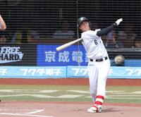 １回、登場曲を嵐「感謝カンゲキ雨嵐」に変更して打席に入る西川（撮影・伊藤笙子）