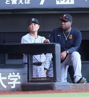 ８回、厳しい表情で戦況を見つめる橋上監督代行（左）＝撮影・中島達哉