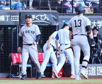 ８回、選手交代を告げる橋上監督代行（右は空振り三振を喫し、ベンチに戻るキャベッジ）＝撮影・中島達哉