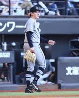 ８回を投げ終え、ナインを迎える竹丸（撮影・中島達哉）