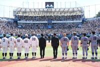 東京六大学野球春季リーグ戦の慶応大対早稲田大戦に訪れ、席に着かれる天皇陛下と愛子さまを整列して迎える両チームナインら（代表撮影）
