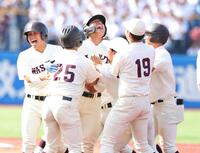９回、サヨナラ打を放ち喜ぶ早大・徳丸快晴（中央）ら＝神宮（撮影・石井剣太郎）