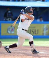 ９回、サヨナラ打を放つ早大・徳丸快晴（撮影・石井剣太郎）