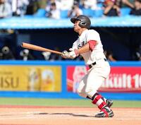 ７回、本塁打を放つ早大・霜結太（撮影・石井剣太郎）