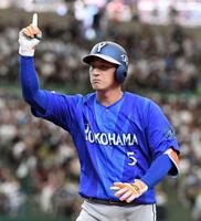 ４回、松尾は中前適時打を放ち、塁上で右手を上げる（撮影・佐藤厚）