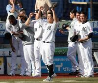 決勝２点適時二塁打を放ち、ライトスタンドへガッツポーズの山口（中央）＝撮影・伊藤笙子