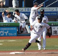 ８回、勝ち越し２点適時二塁打を放ち、一塁を回る山口（手前）＝撮影・伊藤笙子