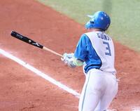 ３回、先制２点適時二塁打を放つ郡司（撮影・中島達哉）