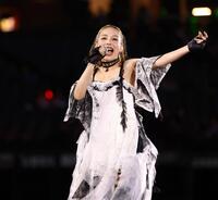 試合後、ライブパフォーマンスを披露する平野綾＝３０日