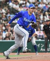 西武打線を相手に力投する尾形（撮影・佐藤厚）
