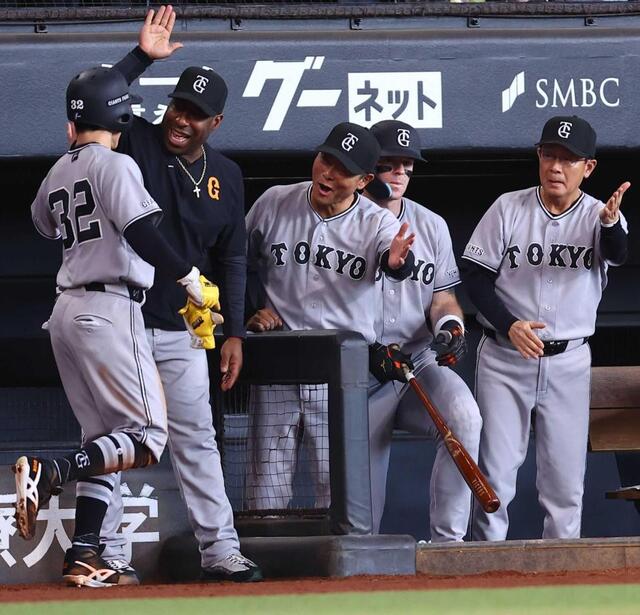 　３回、ダルベックの適時打で生還した浦田（左）を迎える橋上監督代行（右から２人目）＝撮影・中島達哉
